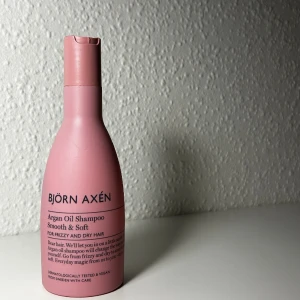 Björn Axén shampoo💕  - (FRI FRAKT, har publicerat denna i en ny annons, kolla in det🙌🏼🌸) Trevligt schampoo från Björn Axén. Innehåller argan olja och är för torrt hår.  Den är testad 1-2 gånger men passade inte mitt hår. Hör av dig vid funderingar💕🎀