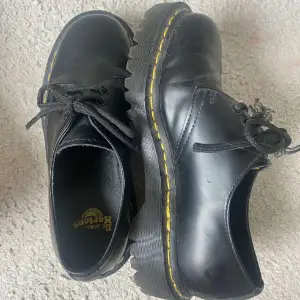 säljer dessa jätte snygga low dr.martens i modellen 1461 i storlek 36 då dem ej kommer till andvändning, är nästan helt oanvända. (skosnöre på högra fot har tyvär gått lite sönder)