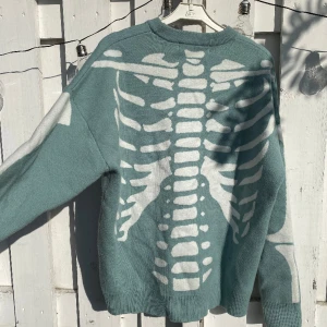 Tröja - Super snygg och mysig tröja från bershka. Knappt använt i perfekt skick. Använder inte längre och säljer därför. Oversized fit skulle jag säga