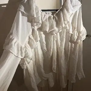 Jätte skön och somrig blus från H&M i medium🤍 Passar jätte bra med en söt kjol <33