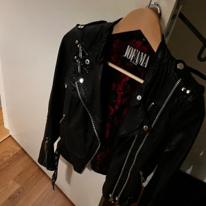 Jofama by Kenza - Jofama by Kenza jacka i extremt bra skick. Använd en gång! Nypris 2790 kr, säljer för 1000