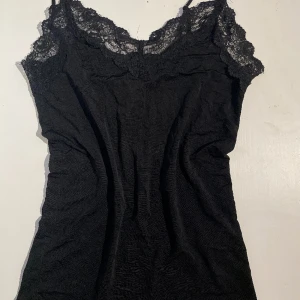 spetslinne  -  linne med spets detaljer🫶🏼lite trådar som sticker ut men går att klippa bort såklart