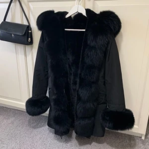 Parka jacka - Svart parka jacka srl xs, felfri och rökfri! Ser ut som nu och är super varm och skön.