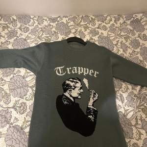 Hej säljer denna Made by trappers tröja som jag köpte i somras. Säljer pga att den ej kommer till nån användning, kanske använd en eller två gånger. Nypris cirka 800. Kom privat om du har några funderingar.