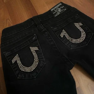 True religion jeans - Ett par väldigt fina jeans från true religion i bra kvalitet💗 Måttet tvärs över midjan är 34cm, måttet tvärs över låret är 21cm och innerbenslängden är 81cm💕 kontakta gärna via frågor!