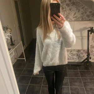 Stickad tröja  - Säljer min jättesöta varma stickade tröja! 💓💓 vet inte riktigt exakt vad färgen är men jag anser att den är ljusblå/ljusgrå