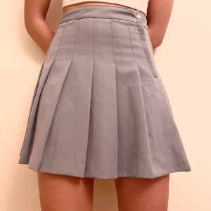 Ljusblå kjol - Söt preppy kjol. Den har missfärging på två ställen, se andra och tredje bilden, men syns endast på nära håll