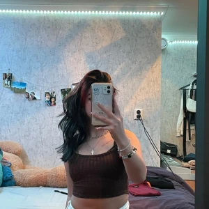 Brunt ribbat linne - Sött croppat linne, använd fåtal gånger💕   Tvätt: 40 grader Material: 95% polyester, 5% elastan