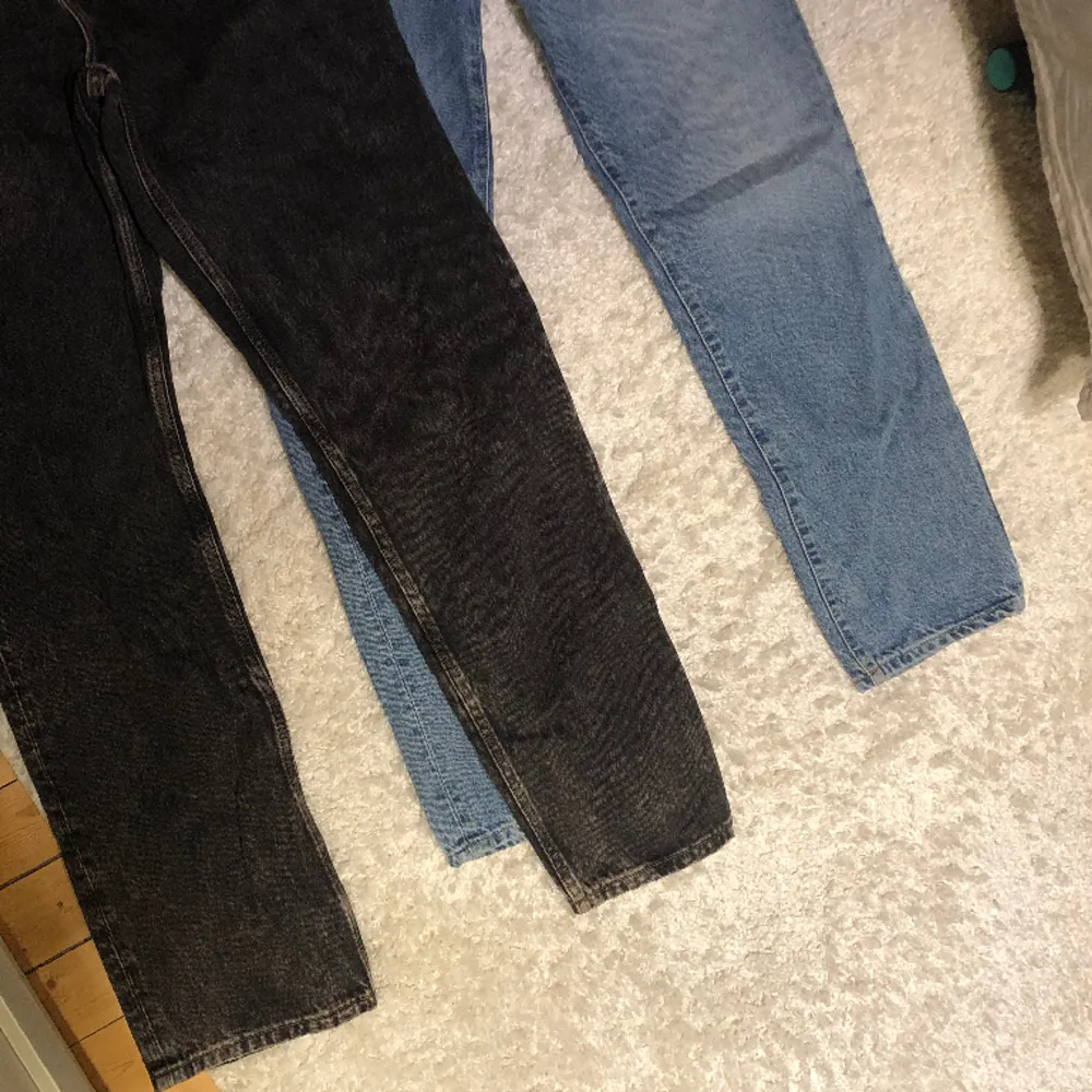 2 par Jeans i blå och mörkgrå. Dom är raka i modellen Storlek 28/32 och 29/32. 60kr/st eller båda för 100. Jeans & Byxor.