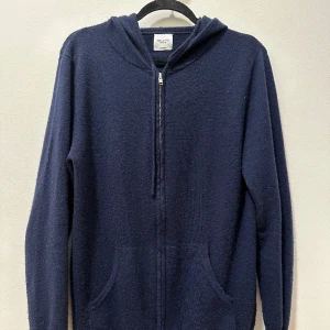 John Henric Kashmirhoodie - Säljer en väldigt schysst och skön kashmirhoodie med zip från John Henric i 100% kashmir. Använd sparsamt och i mycket fint skick. Nypris 2 199 kr. Skriv gärna vid frågor/fler bilder