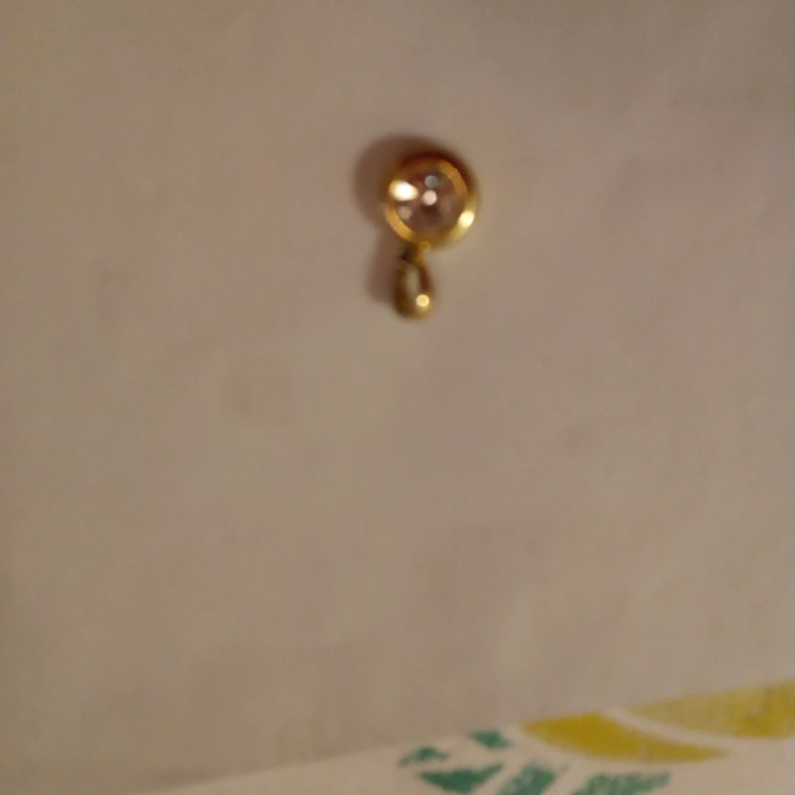 Hänge runt med vit sten guldfärgad 