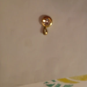 Hänge runt med vit sten guldfärgad  - Hänge med grön skimrande pärla Guldfärgad .fint skick 