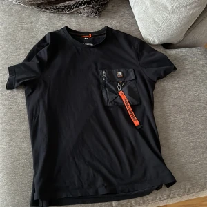 Parajumper tröja - Hej. Säljer nu min Parajumper tröja i ny skick. Äkta. Knappt använd så inga täcken på användning. Ny pris 1,200kr  