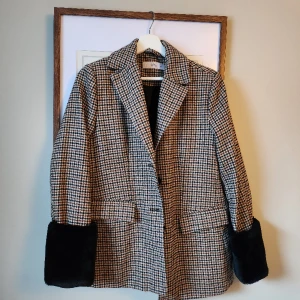 Kavaj  - Jättefin kavaj, går att ta av pälsdetaljerna. Tjockare material så perfekt till vår och höst
