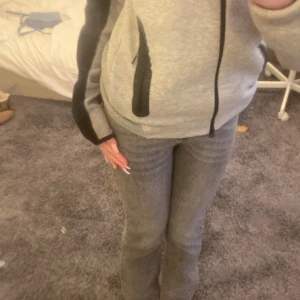 Grå Gina byxor - Jättesnygga,S:32, ser helt nya ut, kan tänka mig sänka priset🤍