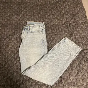 Säljer detta par ljusblåa denim jeans från H&M då de blivit för småa för mig. Bra skick. Pris/övriga frågor kan diskuteras i DM