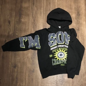 hoodie - Hoodie från Weekday. Sitter perfekt lite oversized och helt i nyskick.