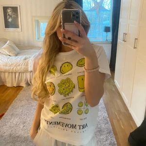 T-shirt  - Säljer en vit smiley t-shirt från pull and bear. Jätte bra skick, knappt använd.