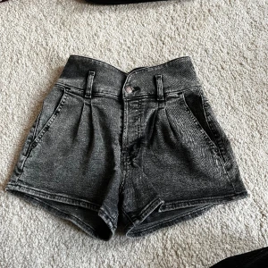 Hollister shorts - Super snygga urtvättade svarta denimshorts från Hollister. W25. Säljer pga för små. Nästan aldrig använda. Tveka inte att höra av dig om du har några frågor. 