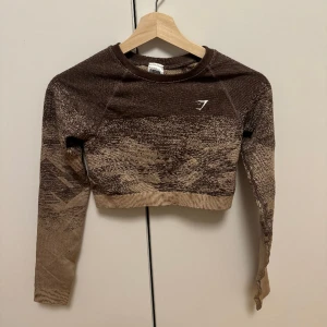 Helt ny Croppad tröja från Gymshark - Aldrig använd croppad tröja från Gymshark! Mjukt och stretchigt material! Sitter som en smäck på! Helt ny!  