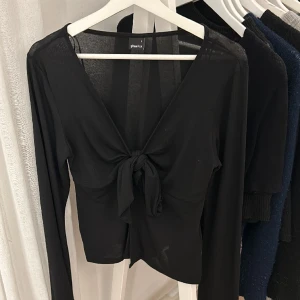 Söt blus  - Jätte söt blus ifrån Gina!💞 Jag brukar vanligtvis ha S i kläder och tycker den passar bra på mig då den går att knyta i bysten som man ser💞 bara att skriva vid frågor💕