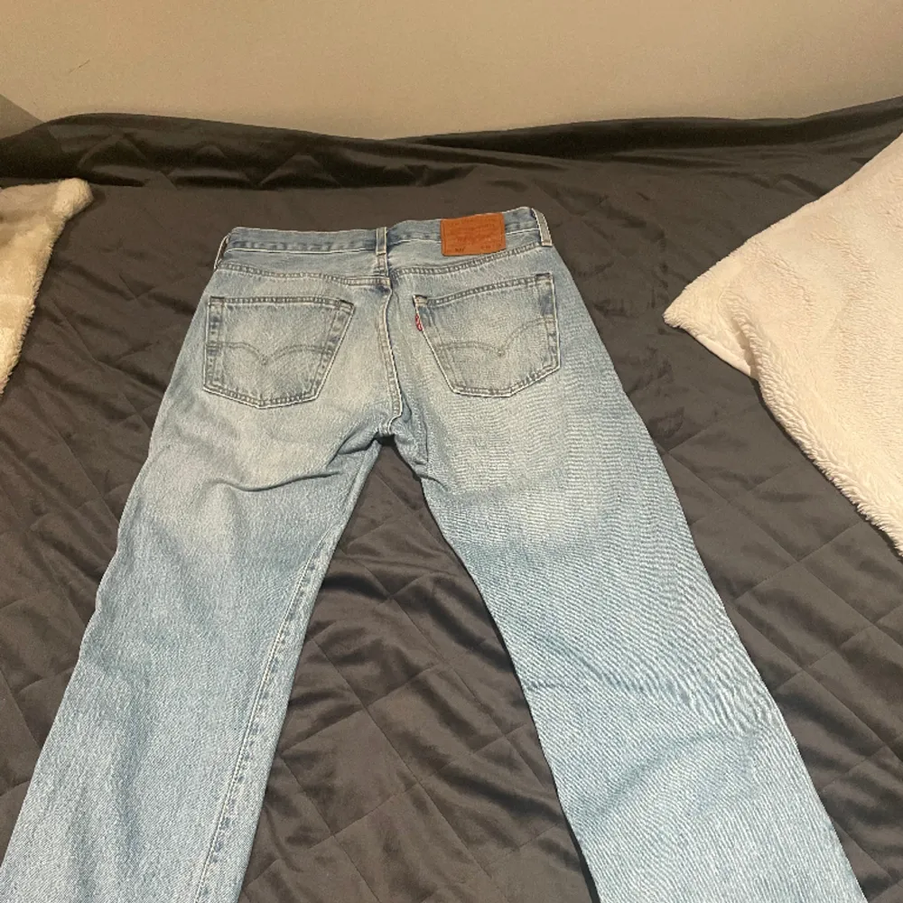 Ett par Levis 501 som inte använts speciellt mycket. Inga defekter på byxorna! 30/32. Jeans & Byxor.