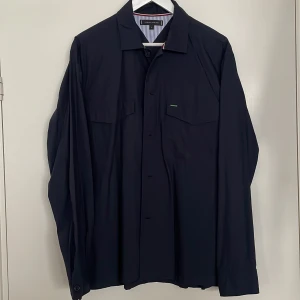 Tommy Hilfiger overshirt  - Overshirt i avslappnad passform med militär känsla. Toppskick, använd ett par gånger.