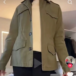 Grön vårjacka - Säljer min superfina gröna vårjacka🫶🏼 Inte mycket använd, inga fläckar osv. Köpt för 699 kr, ni får komma med prisförslag själva💕 