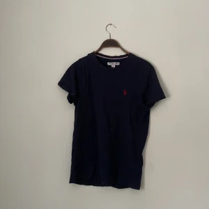 Mörkblå Ralph lauren t shirt - Mörkblå Ralph lauren t shirt. T shirten har ett väldigt väldigt litet hål också, men det är nästan osynligt. Skriv om ni är intresserade!