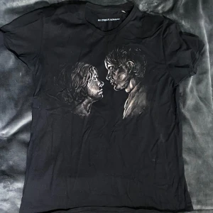 Mcr stone lovers tour tshirt - Endast använd 1-2 ggr. Det finns ingen lapp på tröjan där det står storleken men den är exakt lika stor som en L tshirt jag har från punkt shop.