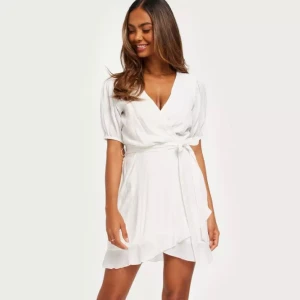 Flounce Structure Dress - Fin vit klänning, aldrig använd bara testat. Prislapp finns kvar på.  Köpt för 350. Säljer för 200kr + frakt 