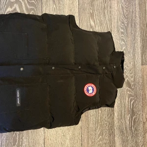 Canada goose väst - Tjena, säljer nu min canada goose väst då jag skaffat en ny i en annan färg den är i storlek M priset är inte hugget i sten! tveka inte på att höra av er för mer bilder eller frågor om västen mvh Kevin!