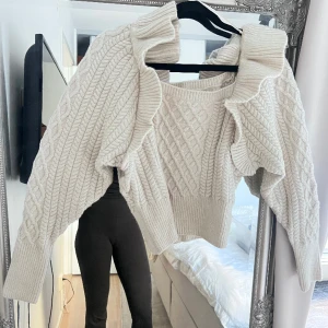 Stickad tröja med volang - Strl S/M - Stickad tröja från Hm med volang. Storlek M men jag är vanligtvis S! 