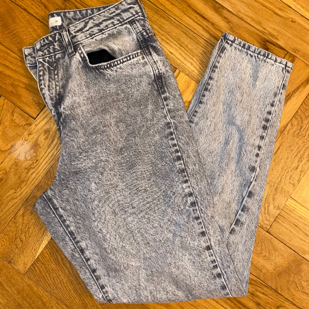 Grå jeans aldrig använda då de är för små - storlek 40. Mom jeans fit.   Köparen står för frakt 🤍. Jeans & Byxor.