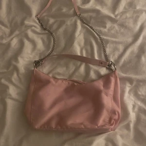 Väskor - Säljer olika väskor för 50kr styck. Andra väskan har svag buckla, syns knappt. Sista har lite problem där bandet sitter fast men det ska sitta fast. 