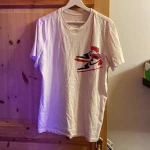 Nike jordan tröja - Jordan/nike tröja i storlek M. Tröjan är i bra skick men är använd en hel del