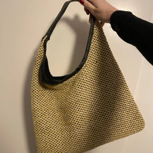 flätad väska! - flätad superfin axelväska med läderrem köpt i danmark! säljer för 99kr eller diskuterar pris 💕🙌🏻