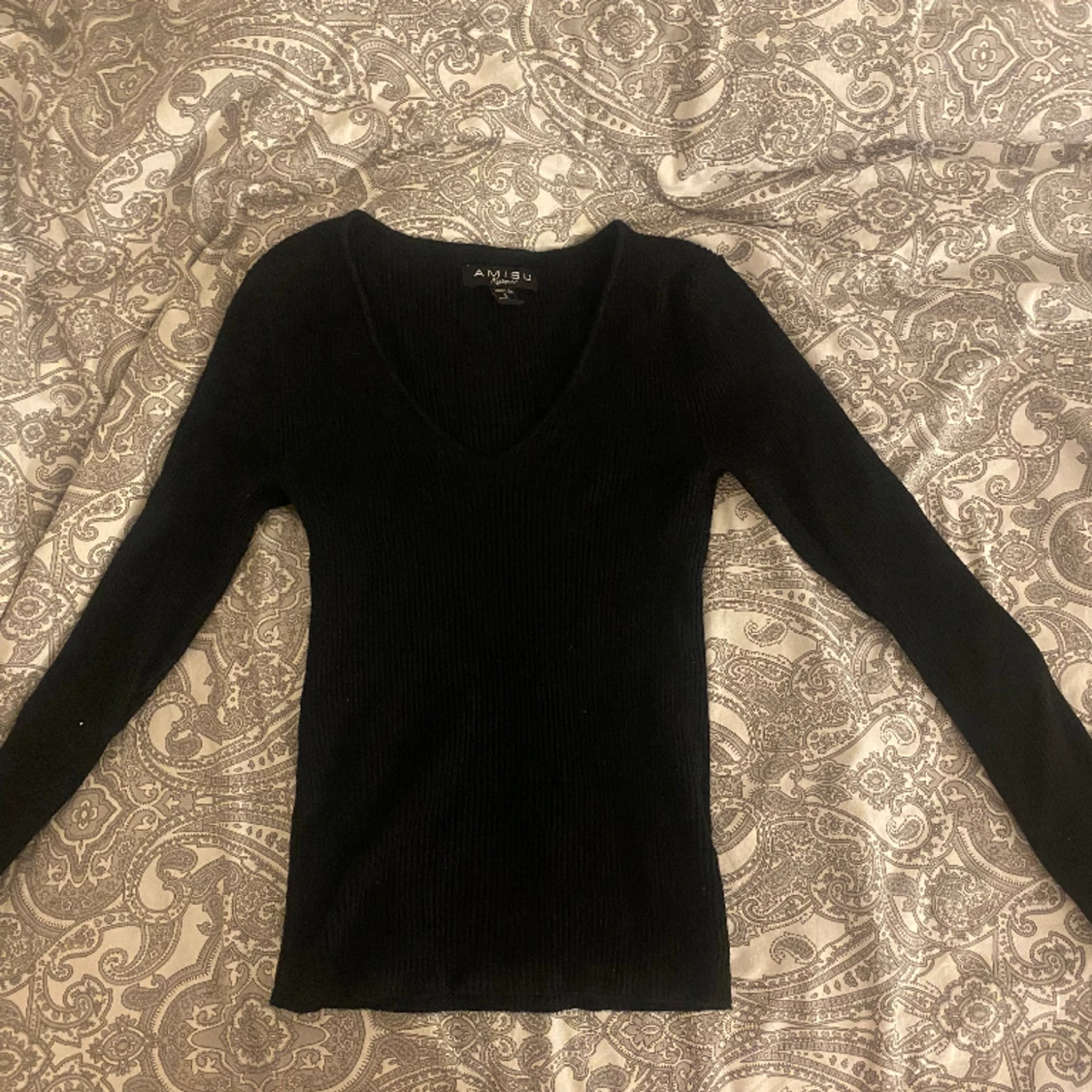 Svart ribbstickad tröja