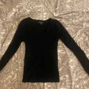 Svart ribbstickad tröja - En svart ribbstickad tröja från newyorker, den är i storlek xs och är i mycket bra skick💋 
