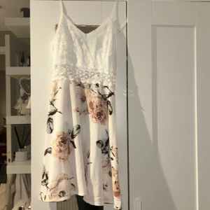 Superfin klänning till sommaren🌸💖 - Den är i mycket gott skick och har enbart blivit använd 1-2 gånger. Den är mellan storlek xs-s. Jag själv är 163 och den sitter jättebra på mig. Fråga på om ni känner er intresserade❤️
