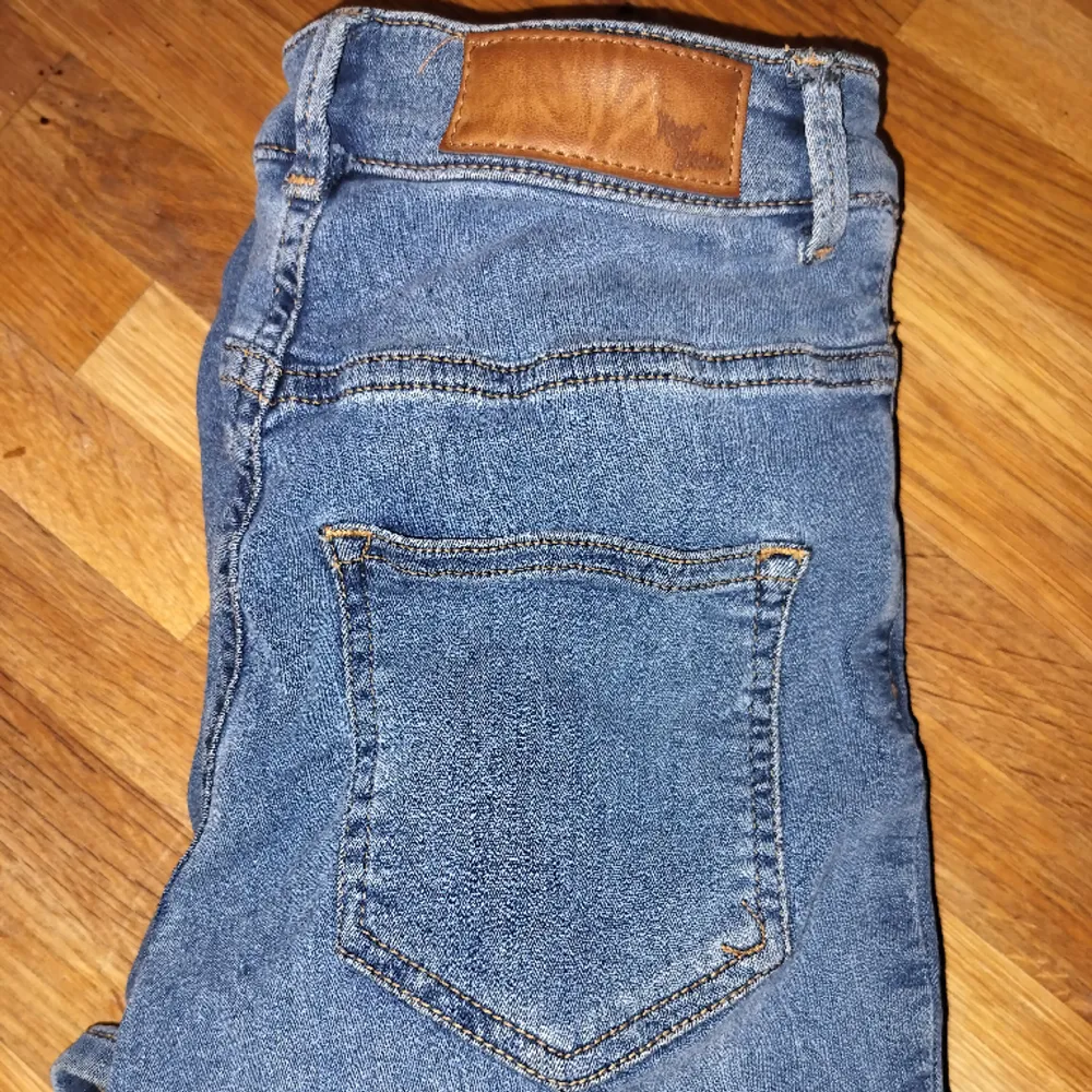 Högmidjade jeans använda vid ett tillfälle! Tror inte denna exakta modell säljs längre, men de var omåttligt populära och jag fick till slut tag på ett par i XS som visade sig vara lite för tighta. De är dock otroligt stretchiga och sköna.. Jeans & Byxor.