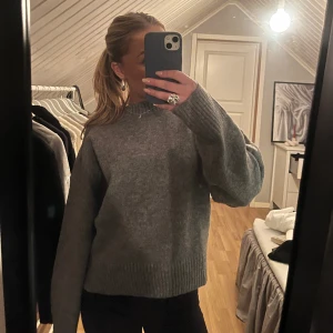 Stickad tröja  - Säljer denna stickade tröja från Zara som aldrig är använd!💘💘