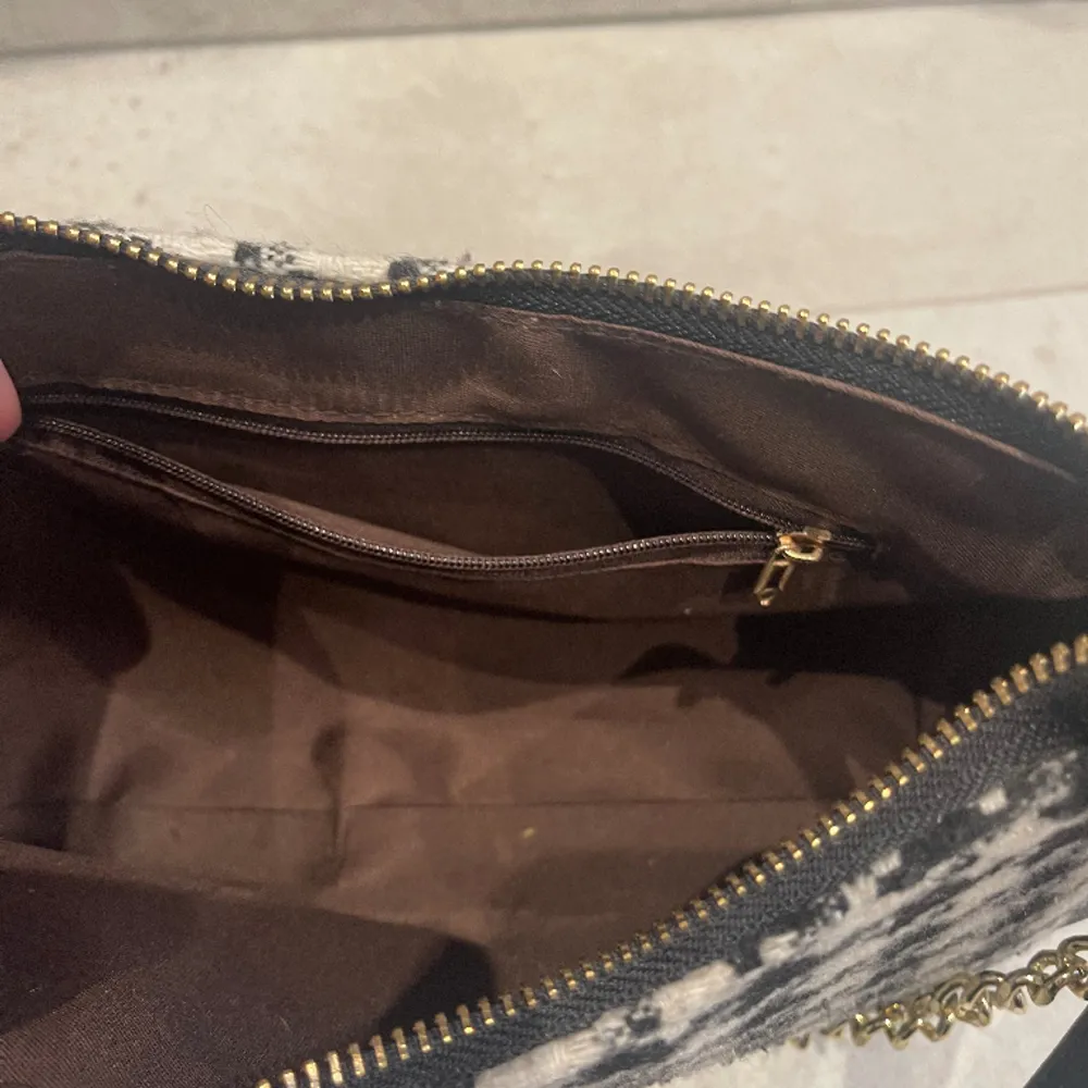 Hundandsformad handväska med guld detaljer, nästan helt oanvänd och kommer med ett fack i som går att stänga . Väskor.