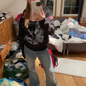 Cool huvtröja - Snygg svart och röd ziphoodie köpt secound hand❤️ Snygga inbroderier både fram och bak😊