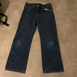 Mörkblåa jeans - Säljer ett par mörkblåa jeans från H&M i storlek 140. Har inte använts någon gång och säljer pga att dom inte kommer till användning💙