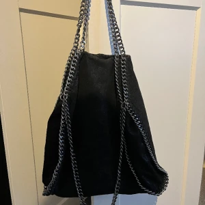 Stella McCarteny liknande - Säljer denna likande Stella McCartney väska då jag köpt en ny. Den har inga defekter alls och är i nyskick!! Köptes för 598kr, hör av er vid frågor eller tryck gärna på köp nu 🤩💓