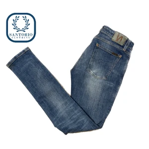 Nudie Jeans  - Nudie jeans i snygg wash och i 9/10 skick! Han på bilden är ca 175 och väger 65kg. Nypris: 1700kr Skriv vid frågor eller funderingar🙌