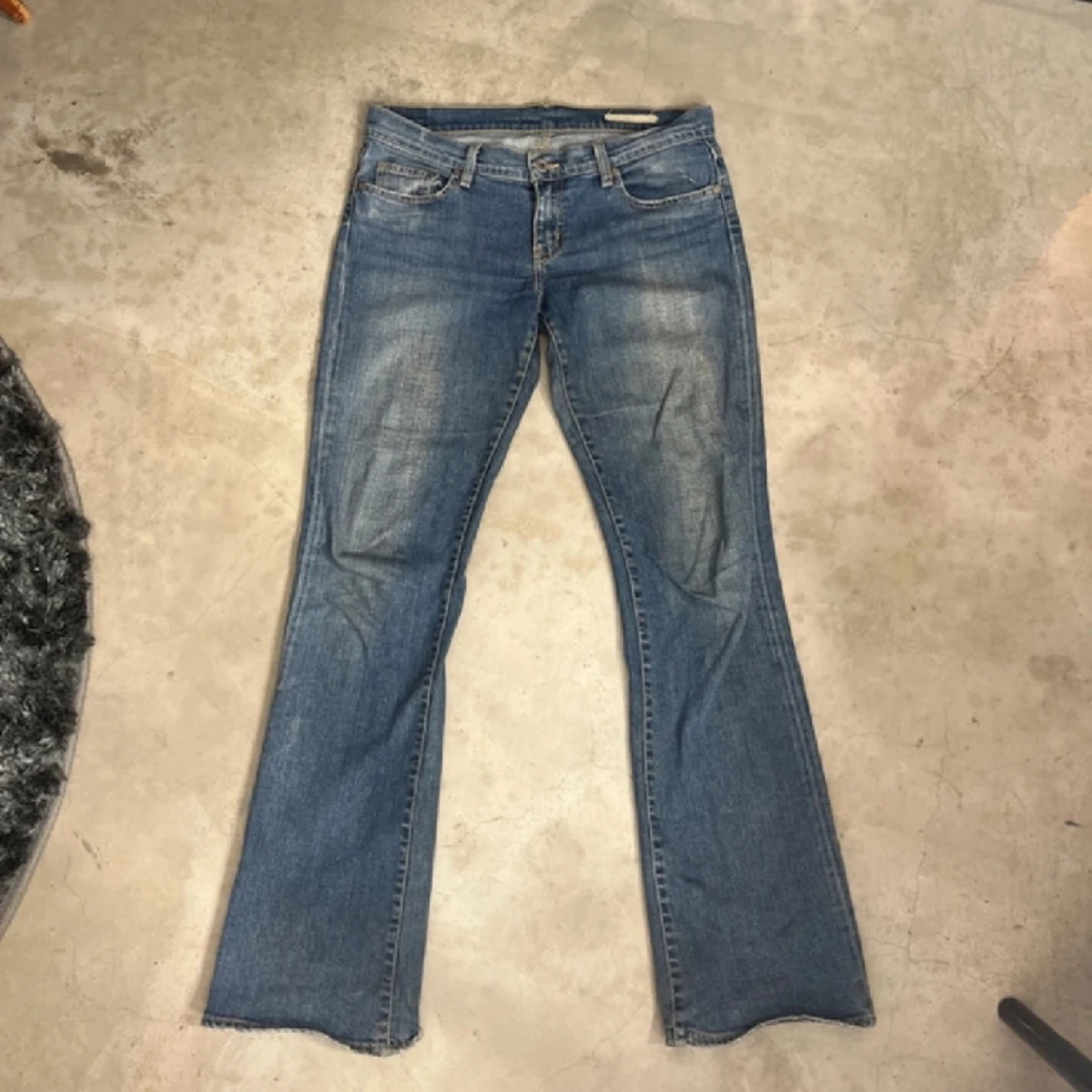Low rise jeans, utsvängda, broderi på bakfickorna  - 91