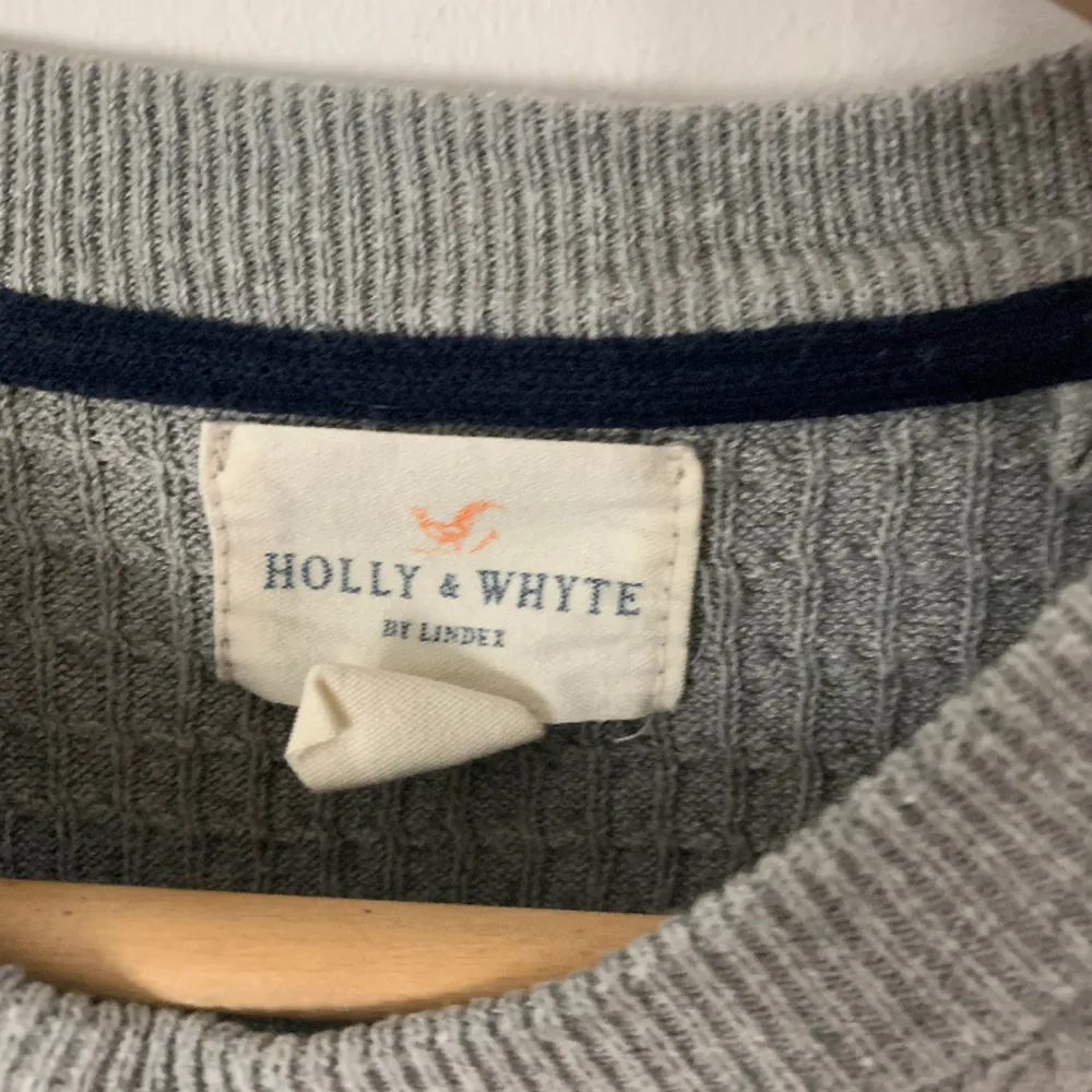 Säljer denna jätte fina tröja med trekvartsärmar från Holly white/lindex. Tröjan är använd cirka 5 ggr men är i jätte fint skick!. T-shirts.
