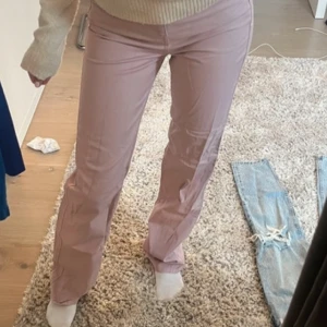 Rosa jeans - Säljer mina rosa jeans pga att de inte kommer till andvändning, endast andvända en gång💗💗
